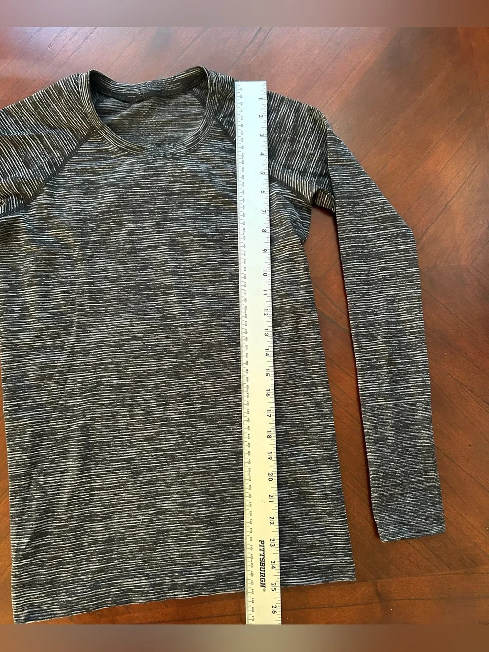 lululemon athletica Women’s Long Sleeve Seamless Top - Charcoal Heather size 6